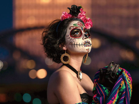 メキシコ死者の日に、どくろの化粧をして仮装をした女性