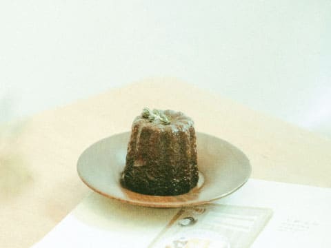 お皿に盛られたカヌレ