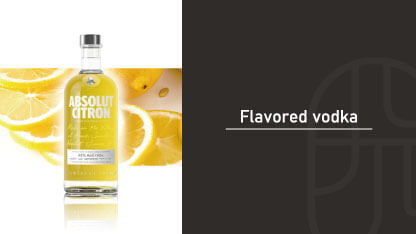 レモンスライスを背景にしたフレーバードウォッカのアブソルートレモンのボトル