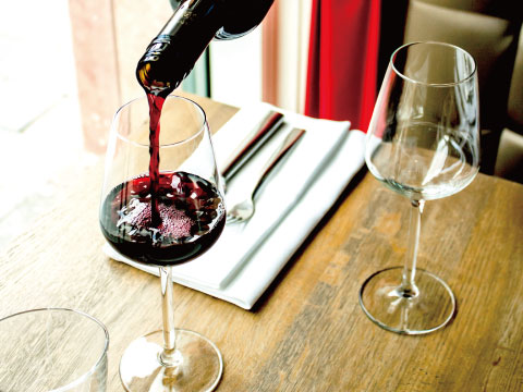 グラスに注ぐ赤ワイン