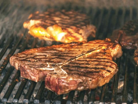 網で焼いている厚切りの肉