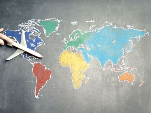 黒板に書かれた世界地図と飛行機