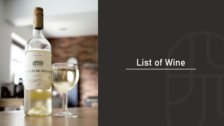 白ワインのボトルとグラスワインをモデルにしたワインカクテルリストのタイトル