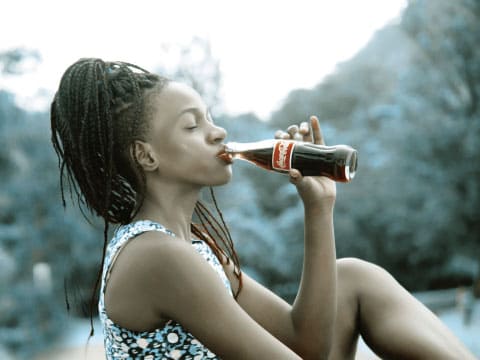 コカコーラを飲む女性