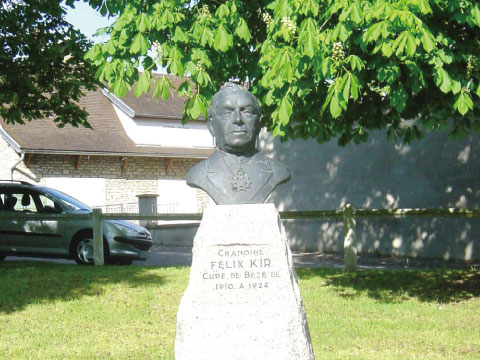 フランス・ディジョン市市長キール氏の銅像