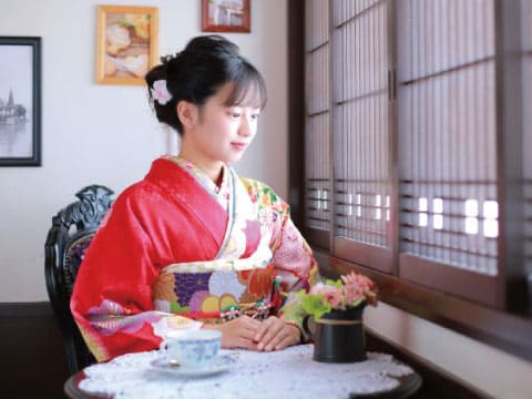 お茶を飲む着物女性