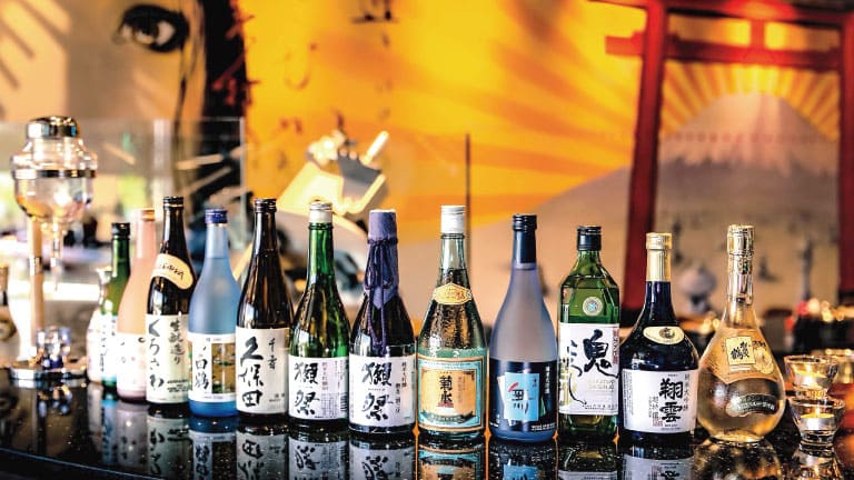 カウンターに並んだ多くの日本酒ボトル