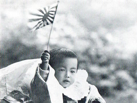 旭日旗の小旗を持つ幼少期の昭和天皇