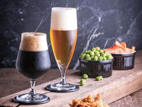 ビールと黒ビールとおつまみ