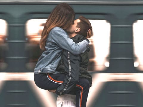 駅でキスをする恋人