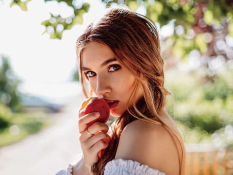 桃を持つ美しい女性