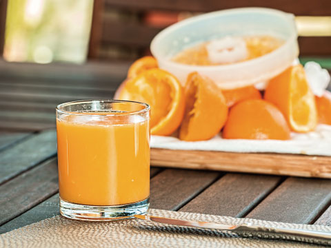 グラスに入った搾りたてのオレンジジュース