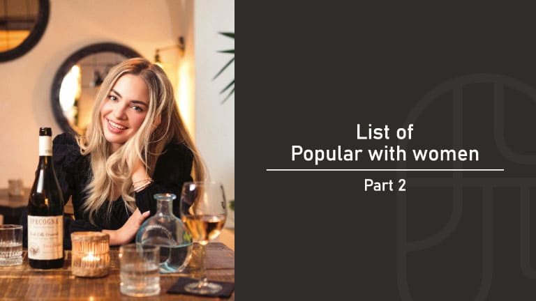 お酒を笑顔で飲む女性