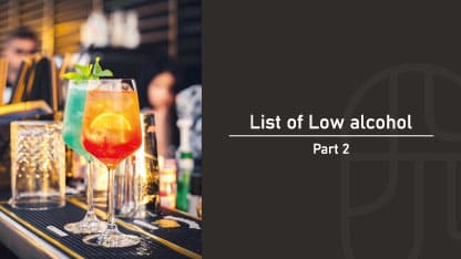 バーカウンター上のロングカクテル