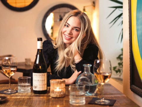 お酒を笑顔で飲む女性